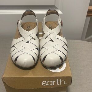 NIB Earth Ivory Sandals